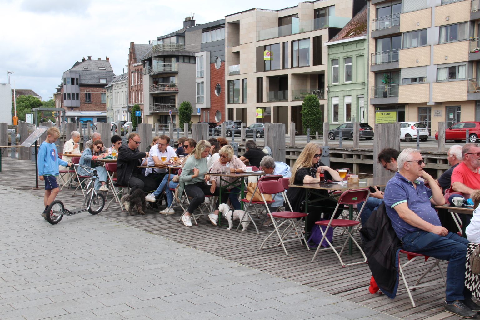 Visitors enjoying the pop-up terrace at Kaaifeest, part of the Dender riverbank participation event